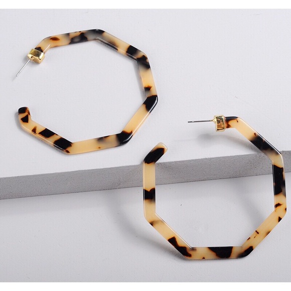 Blonde Tortoise Large Devri Resin Hoop Earrings - Picture 2 of 3